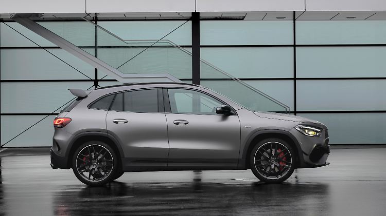Bis zu 21 Zoll große Räder lassen sich in die Radhäuser des Mercedes-AMG GLA 45 stellen.