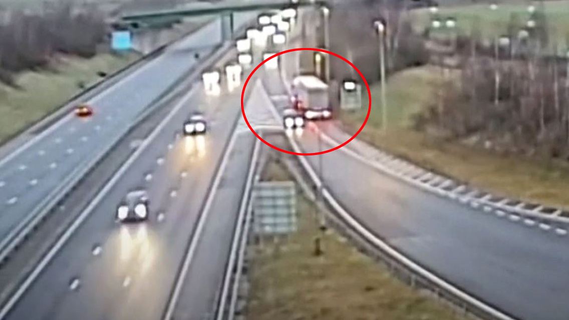 Lkw wendet auf Autobahn.JPG