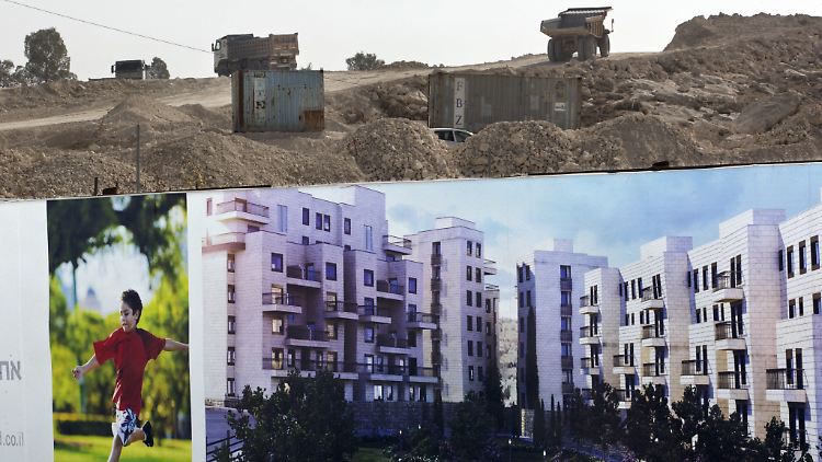 Plakate im Westjordanland werben für den Bau von Siedlerwohnungen.