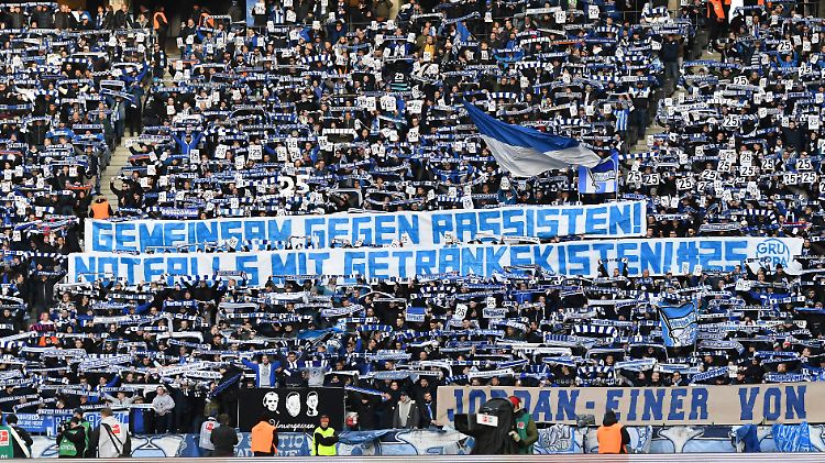 Gemeinsam gegen Rassisten - so gehört es sich überall, auch im Fußball.