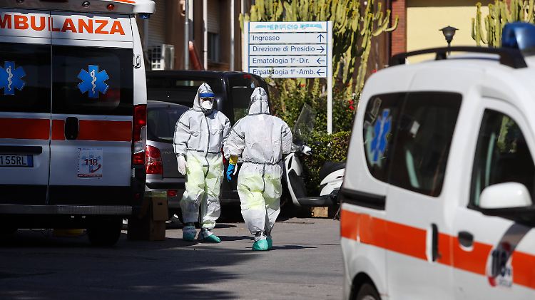 Rettungskräfte mit Schutzanzügen auf Sizilien.