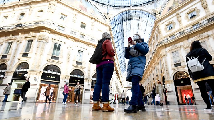 Shopping trotz Virus in der Galleria Vittorio Emanuele II in Mailand.