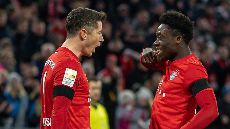 Alphonso Davies hat allen Grund zur Freude und auch Robert Lewandowski feiert ihn.