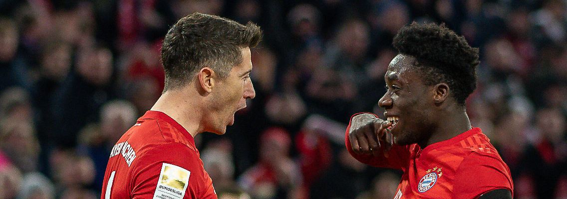 Alphonso Davies hat allen Grund zur Freude und auch Robert Lewandowski feiert ihn.