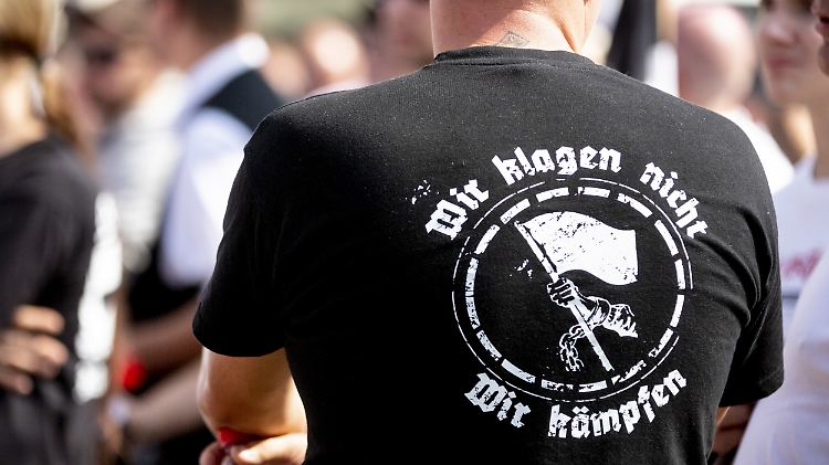 "Wir klagen nicht, wir kämpfen", steht auf dem T-Shirt eines Teilnehmers einer Neonazi-Demo.