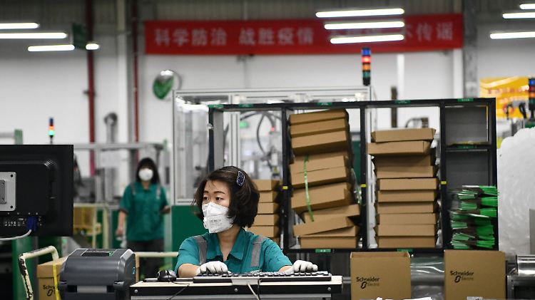 In China winken Arbeitern teils hohe Prämien, wenn sie ihre Arbeit wieder aufnehmen.