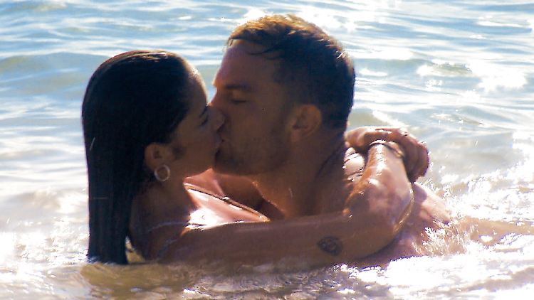 Da stört auch Popel nicht: Bachelor Sebastian und Diana.