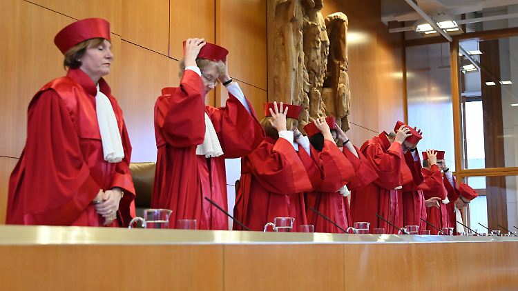 Die Karlsruher Verfassungsrichter mahnen, dem Recht auf selbstbestimmtes Sterben müsse "Raum zur Entfaltung" bleiben.