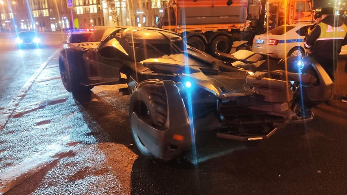 Zu groß für die Straße? Dabei ist der Batmobil doch sicherlich nicht größer, als ein Lkw.