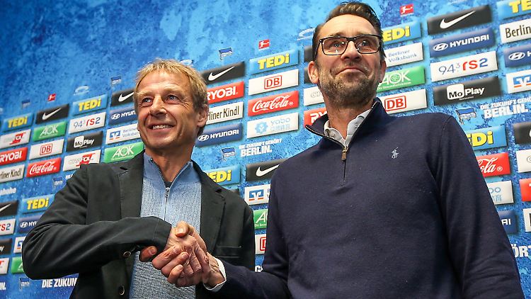 So schnell werden sich Jürgen Klinsmann (l.) und Michael Preetz wohl nicht mehr die Hand geben.