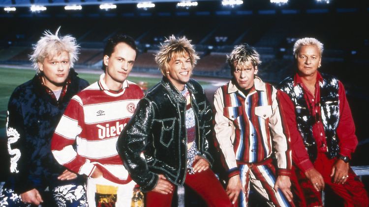 Wie die jungen Backstreet-Boys: Die Toten Hosen in den 90er-Jahren im Düsseldorfer Rheinstadion.