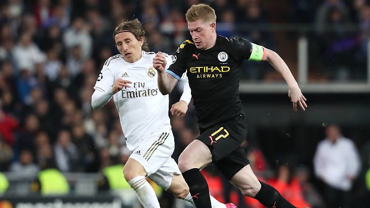Kevin de Bruyne (rechts) und sein Manchester City gewinnen bei Luka Modric und Real Madrid spät.