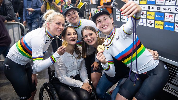 Kristina Vogel und Miriam Welte feiern mit den neuen Weltmeisterinnen.