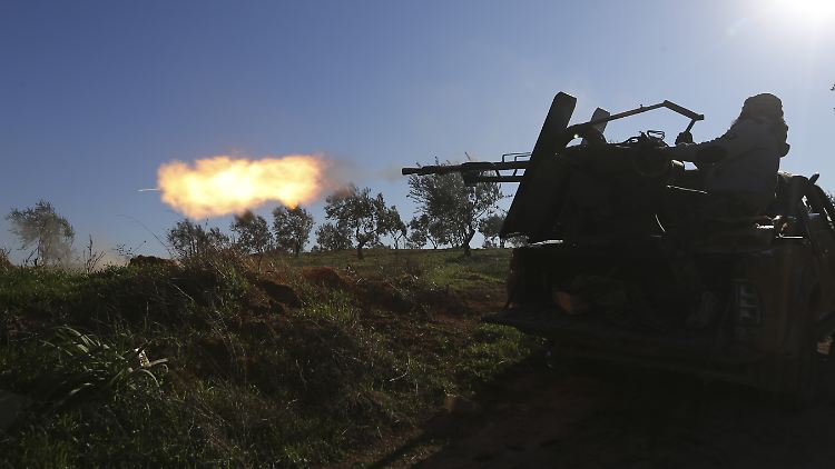 Von der Türkei unterstützte Rebellenkämpfer feuern in Idlib eine Haubitze ab.
