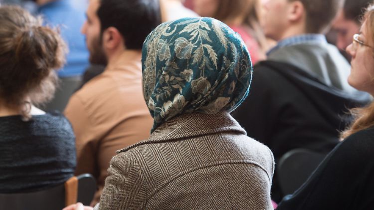Das Bundesverfassungsgericht hat entschieden: Rechtsreferendarinnen müssen sich in weltanschaulich-religiöser Hinsicht neutral verhalten und dürfen im Gerichtssaal kein Kopftuch tragen.