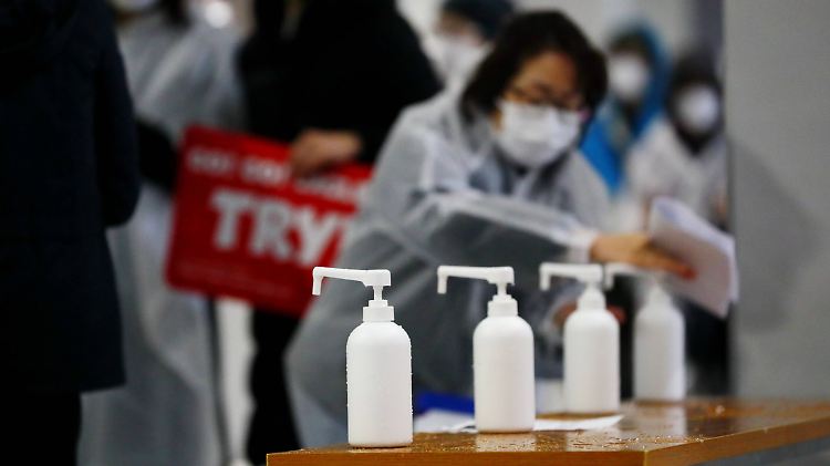 Im japanischen Osaka hat sich eine Frau zum zweiten Mal mit dem Coronavirus infiziert.