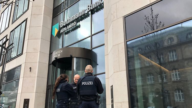 Großaufgebot der Polizei vor der Bethmann Bank in Frankfurt, der deutschen Niederlassung der niederländischen Großbank ABN Amro.