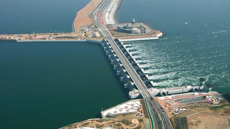 Der Saemangeum-Damm an der südkoreanischen Küste ist mit 33 Kilometern die längste Deichanlage der Welt.
