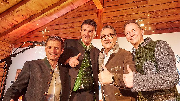 Strache (2. v.l.) und seine neue Boyband - die Spitzen der DAÖ.