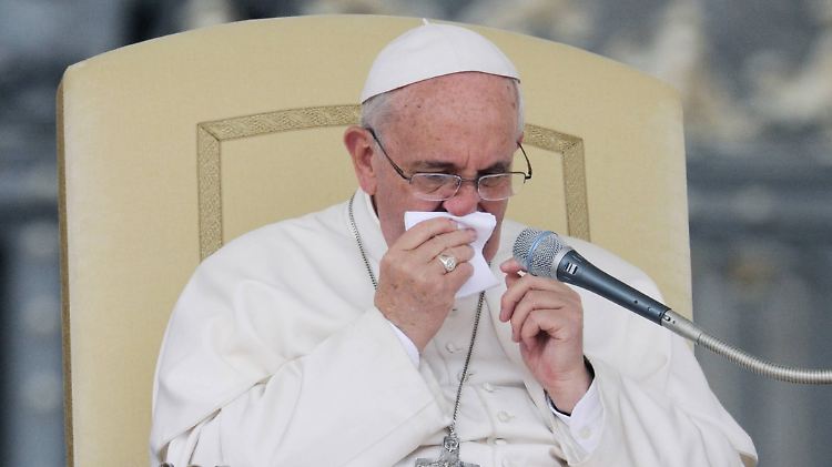 Papst Franziskus leidet an mehreren chronischen Krankheiten. Trotzdem sagt er sonst selten Termine ab. (Archivbild)