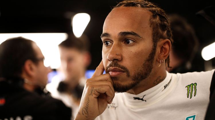 Lewis Hamilton hatte plötzlich freie Zeit am Rande der Rennstrecke von Barcelona.