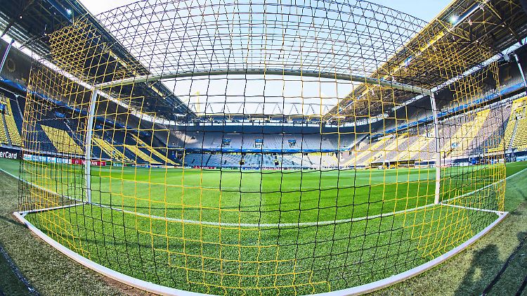 Auch wer eine Fußballdauerkarte sein Eigen nennt, soll per Gutschein entschädigt werden.