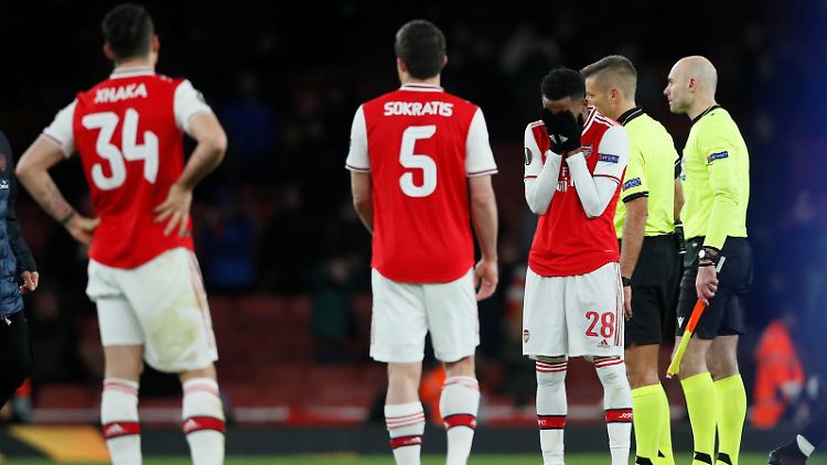 Hängende Köpfe bei den ehemaligen Bundesliga-Profis Xhaka und Sokratis.
