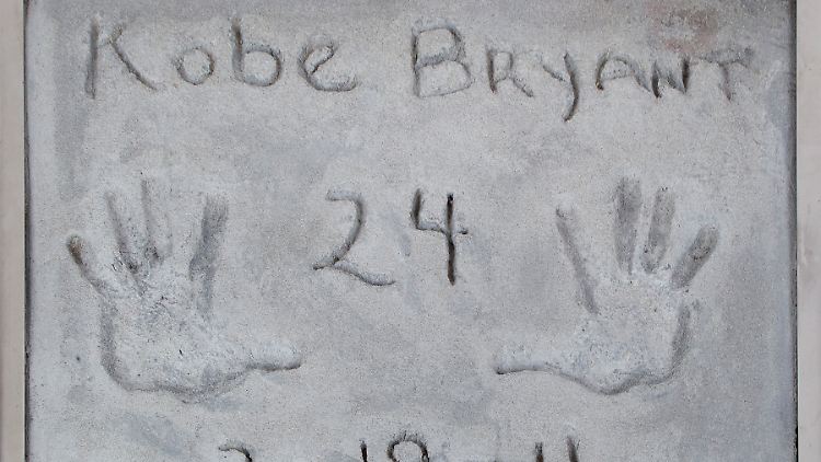Fuß- und Handabdruck von Kobe Bryant sollen bis zu 6000 Dollar bringen.