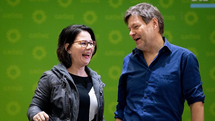 Baerbock und Habeck, hier im Februar dieses Jahres, wollen den Schutzschirm weiter aufspannen.