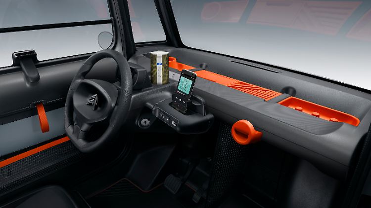 Etwas Stauraum findet sich auf dem Armaturenbrett und hinter den Sitzen, viel Platz für Komfort bleibt im Citroën Ami allerdings nicht.