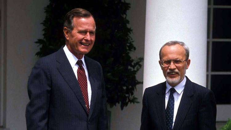 De Maizière 1990 vor dem Weißen Haus in Washington mit dem damaligen US-Präsidenten George Bush.
