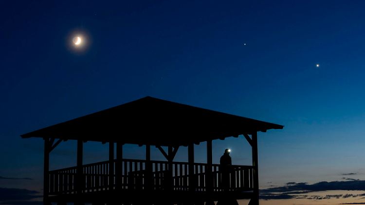 Mond, Jupiter und Venus (v.l.) am Nachthimmel (Bild von 2015). 