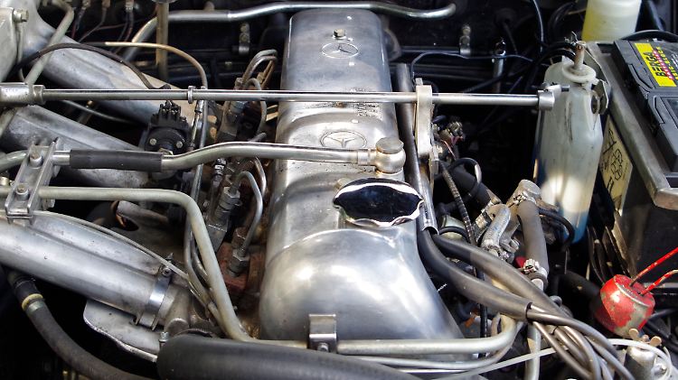 Unter der langgestreckten Motorhaube des W111 Cabrio werkelt ein eher beschaulicher 2,2-Liter-Reihensechszylinder mit 120 PS.