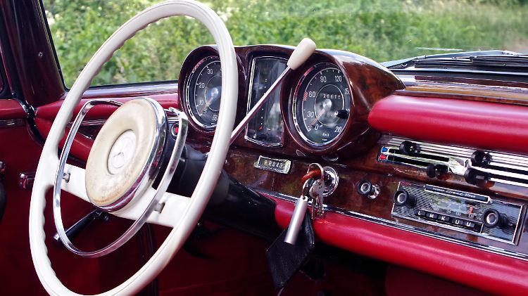 Das rote Leder im 220 SE Cabrio korrespondiert stilistisch gekonnt mit dem tiefschwarzen Außenlack.