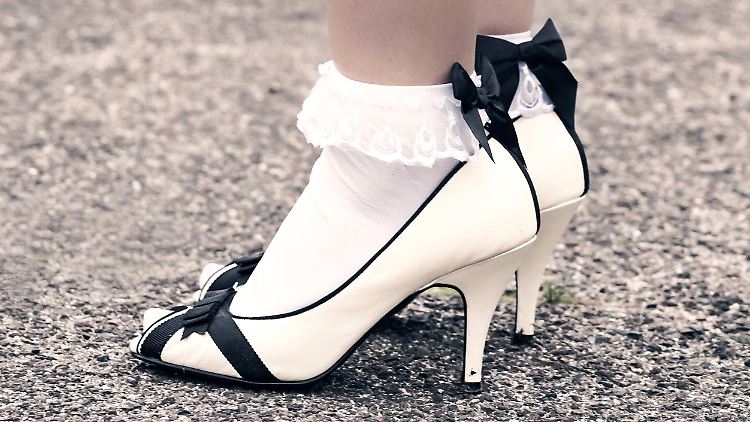 Frauen in Socken und Peeptoes: Beliebt bei Fuß-, Schuh- und Socken-Fetischisten.