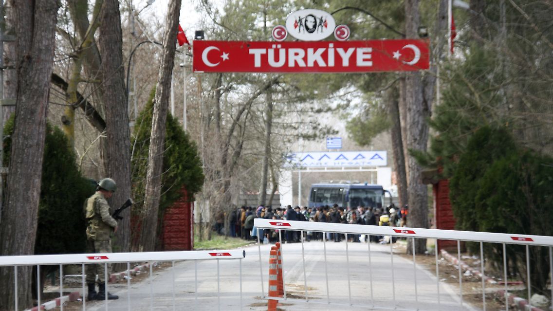 Einige Migranten warten aktuell im Niemandsland des bulgarisch-griechisch-türkischen Dreiländerecks.