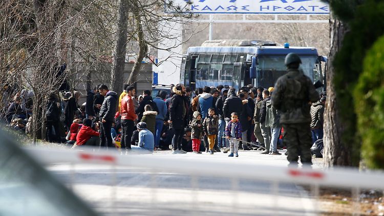Eine Gruppe Migranten wartet am Grenzübergang Kastanies/Pazarkule darauf, nach Griechenland durchgelassen zu werden.