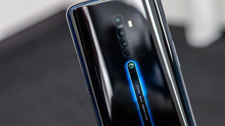 Das Oppo Reno 2 hat einen schillernden Rücken.