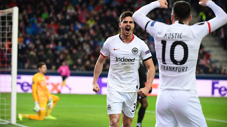 André Silva trifft gegen Salzburg doppelt - und bereitet seiner Eintracht damit den Weg ins Achtelfinale.