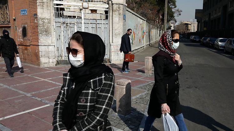 Passantinnen mit Mundschutz in Teheran.