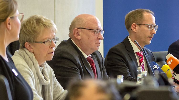 Die Leiterin des Gesundheitsamtes Lahn-Dill-Kreis, Gisela Ballmann, am Morgen bei einer Pressekonferenz.