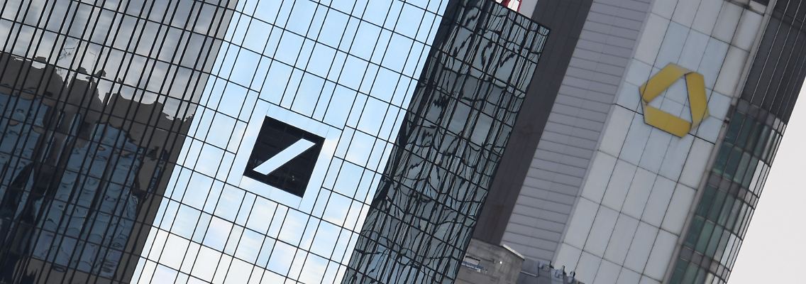 Trotz der Milliardenverluste zahlt sich auch der Vorstand der Deutschen Bank für 2019 einen Bonus von insgesamt gut 13 Millionen Euro aus, rund die Hälfte der variablen Vergütung für 2018.