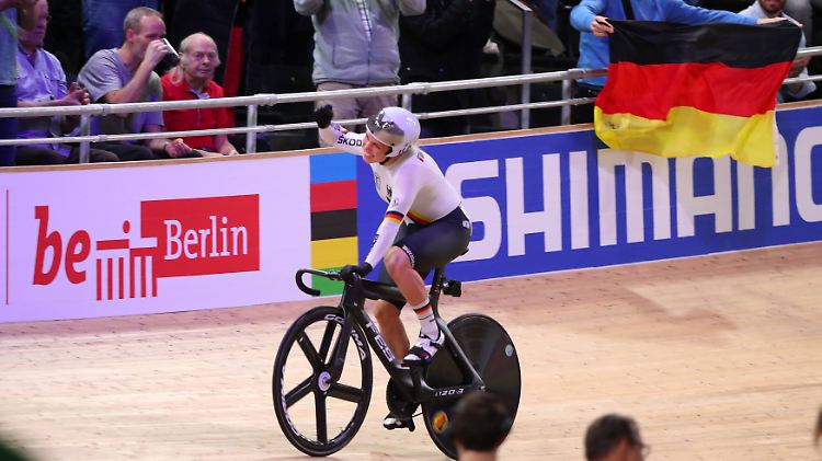 Emma Hinze jubelt nach ihrem Sieg im Sprint-Finale bei der Bahnrad-WM in Berlin.