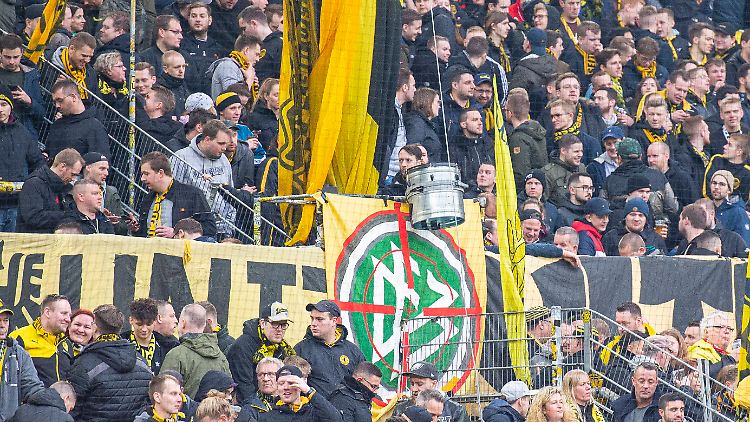 Die Ultras geben nicht klein bei - im Gegenteil. Derartige Plakate sollen wieder gezeigt werden, heißt es. 