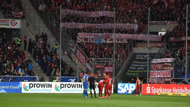 Das Spiel der Bayern gegen Hoffenheim wird zum ersten Mal unterbrochen.