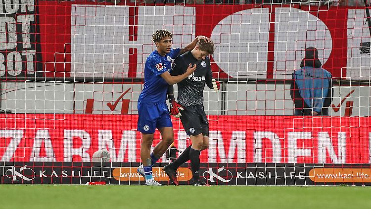 Erhielt Trost nach seinem Patzer: Schalke-Keeper Alexander Nübel.