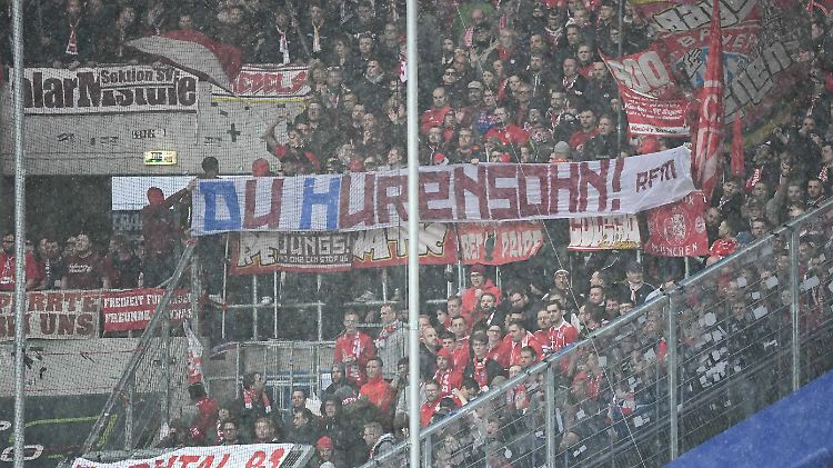 Die Bayern-Fans sorgten mit ihren Bannern für zwei Spielunterbrechungen.