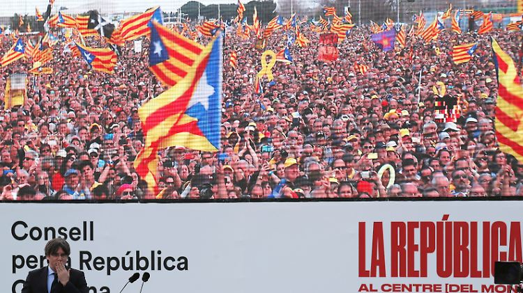 Puigdemont wirft seinen Anhängern in  Perpignan einen Kuss  zu. 