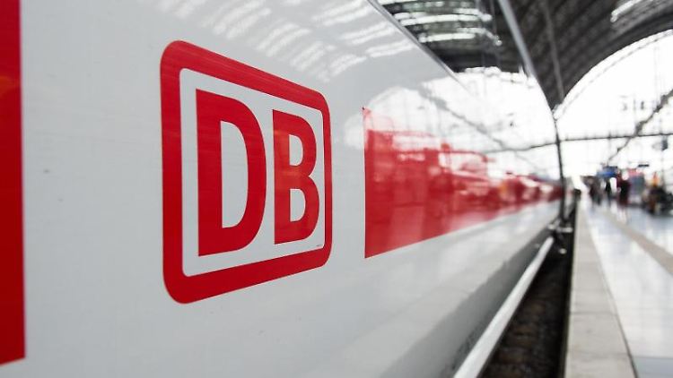 "Es gibt nicht nur zu wenige Züge. Diese stehen dann auch zu lange in den Werkstätten herum und warten darauf, gewartet zu werden, statt Fahrgäste zu befördern."