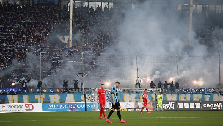 In der Dritten Liga ist die Stimmung rauchig - wie beim Südwest-Derby zwischen Waldhof Mannheim und dem 1. FC Kaiserslautern im März.